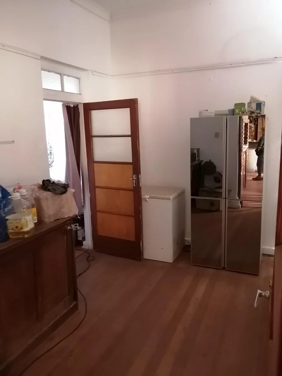 Spacious 5-Bedroom Home with 3 Flats For Sale – Ideal Family or Investment Property