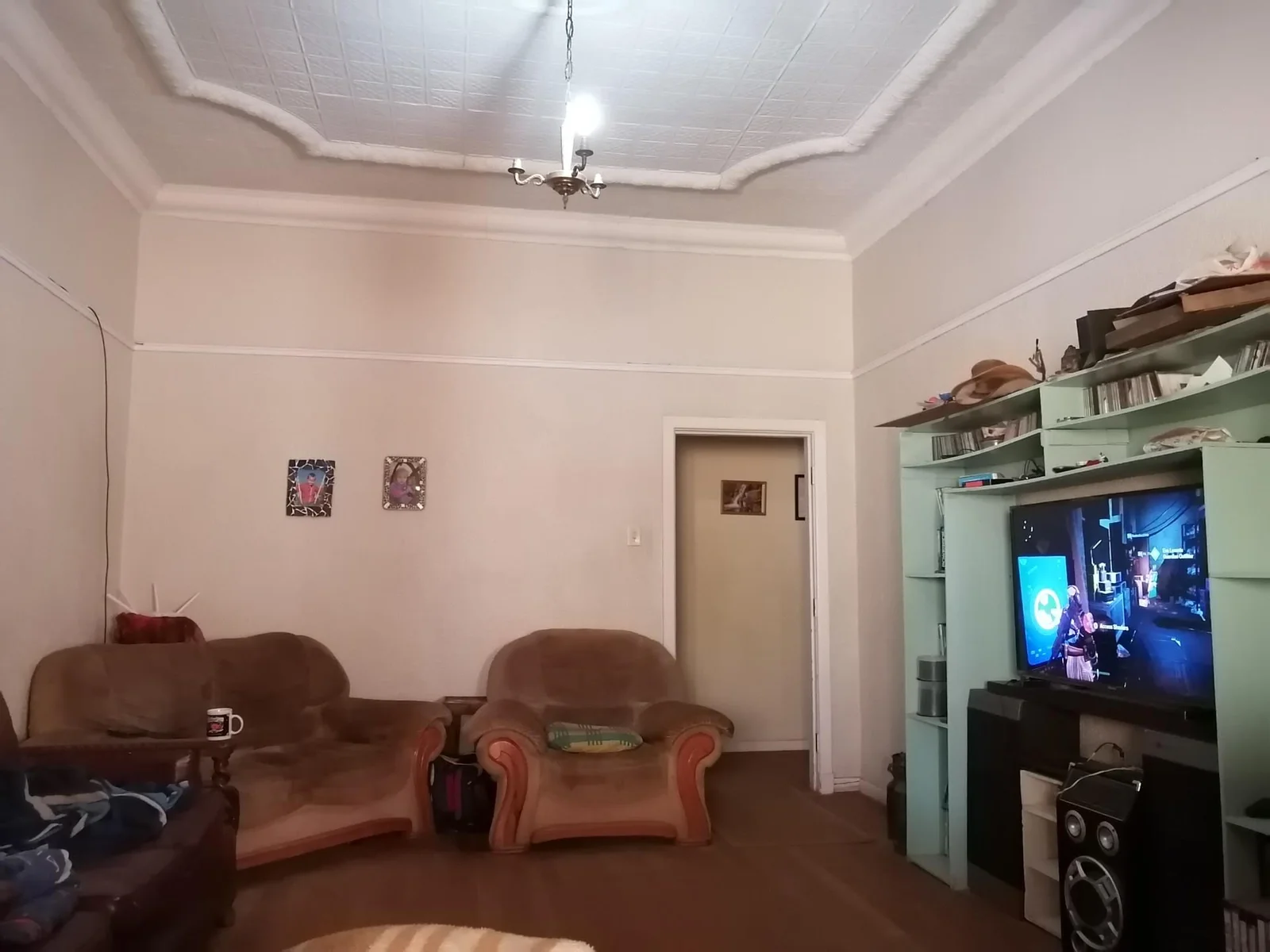 Spacious 5-Bedroom Home with 3 Flats For Sale – Ideal Family or Investment Property