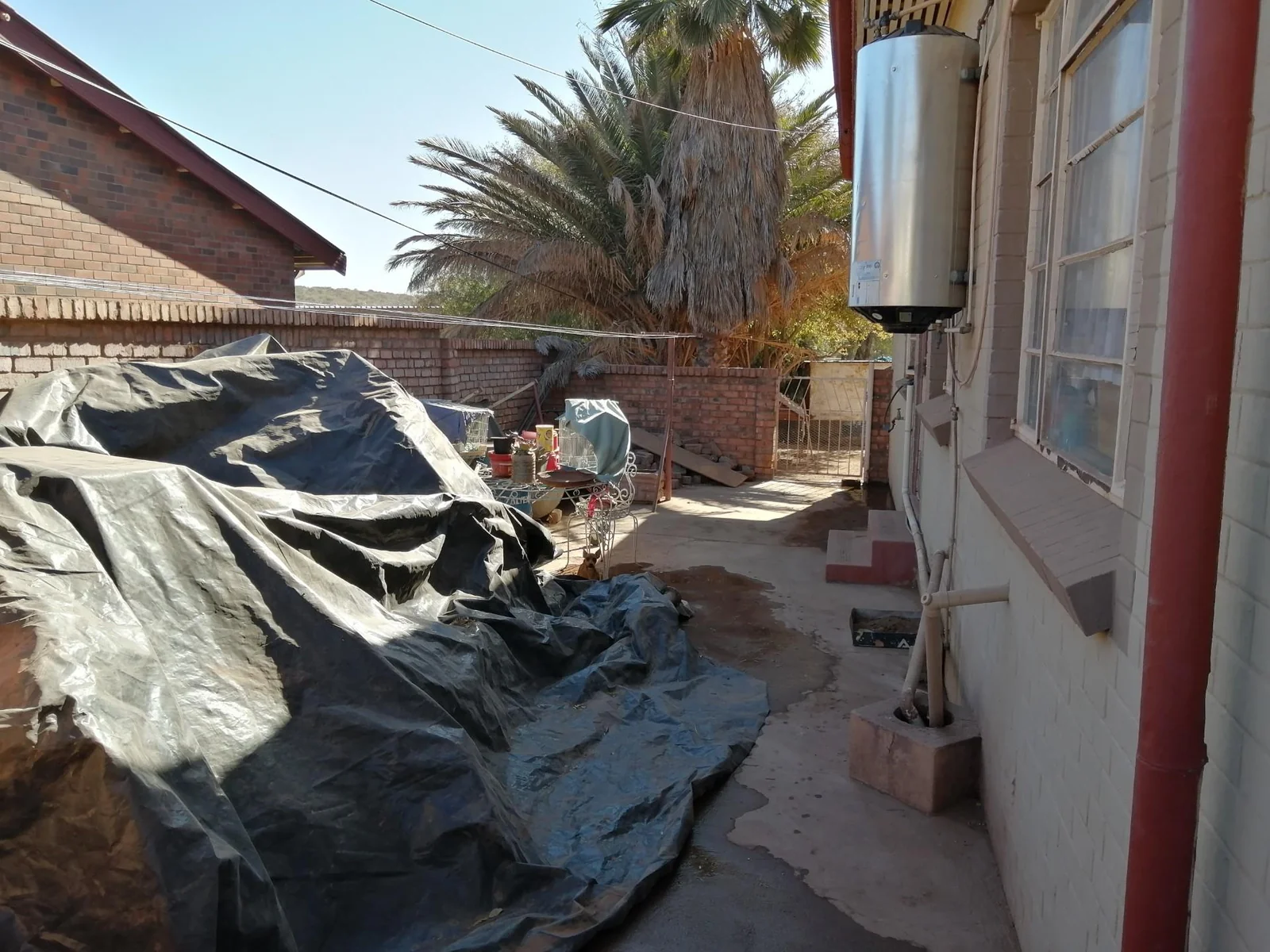 Spacious 5-Bedroom Home with 3 Flats For Sale – Ideal Family or Investment Property