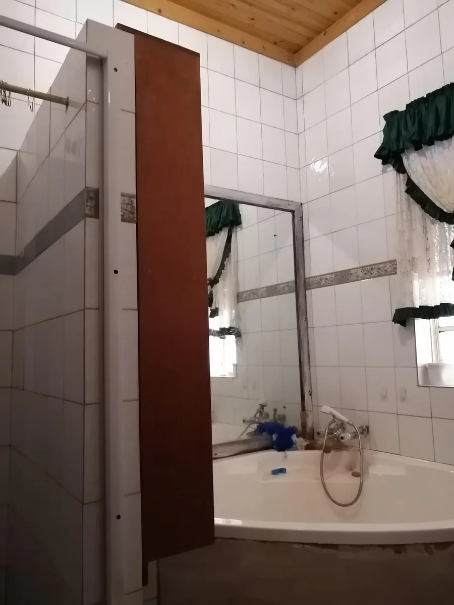 Spacious 5-Bedroom Home with 3 Flats For Sale – Ideal Family or Investment Property