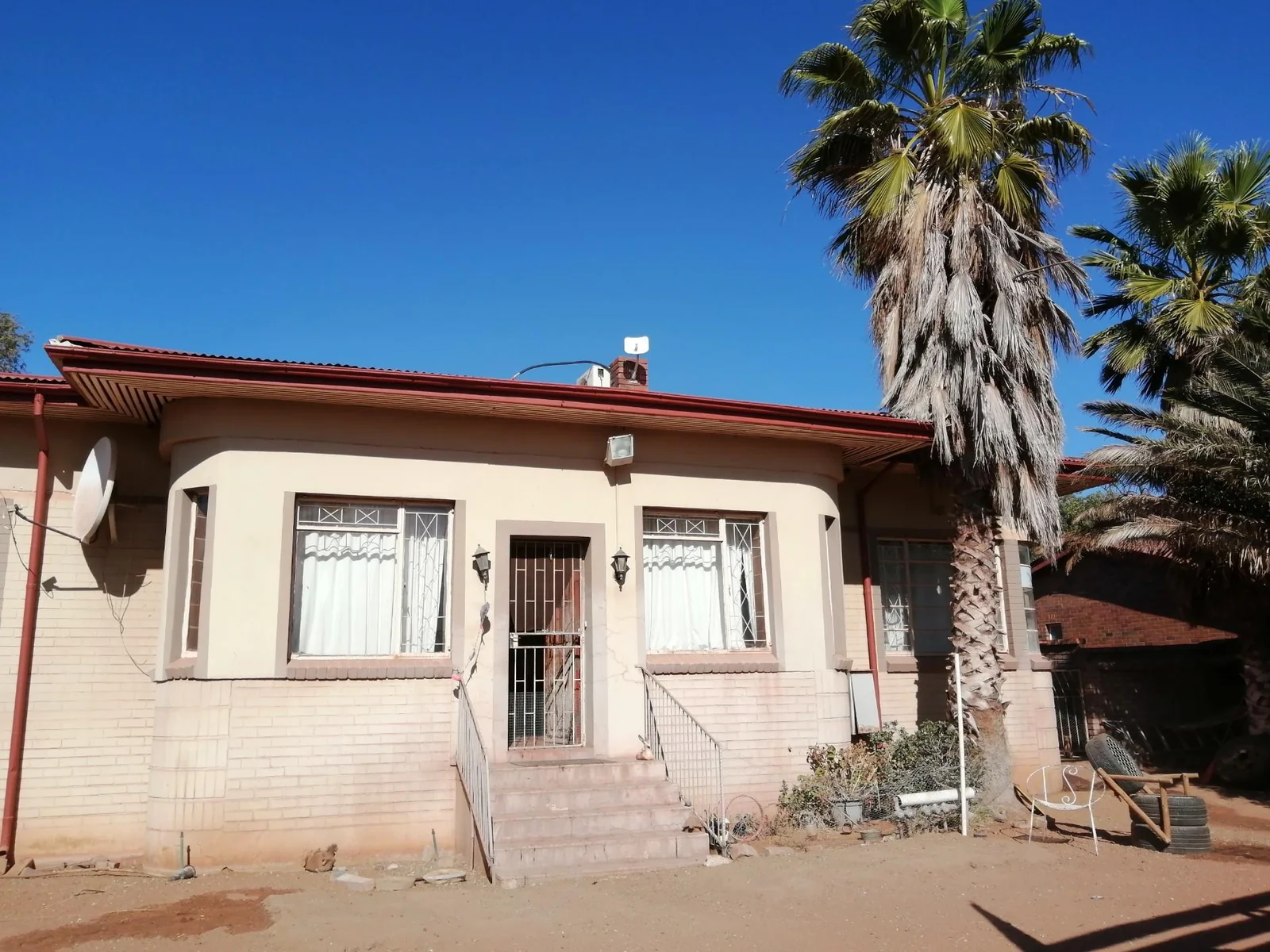 Spacious 5-Bedroom Home with 3 Flats For Sale – Ideal Family or Investment Property