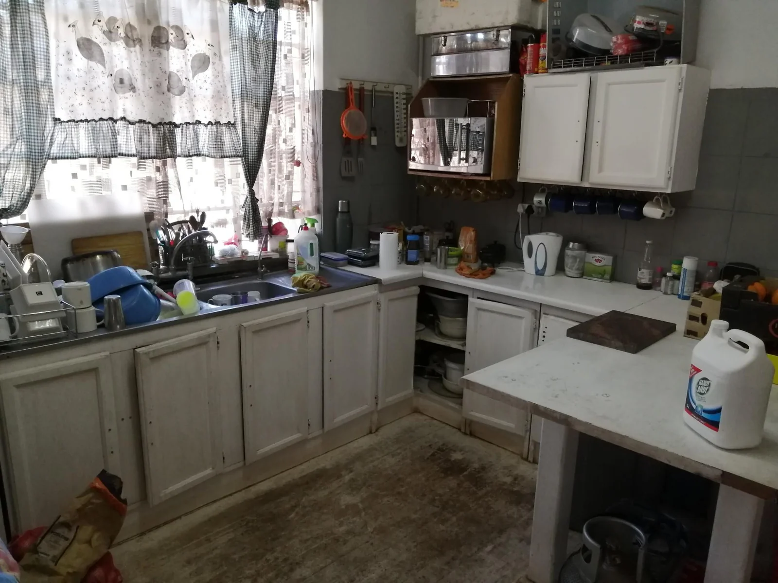 Spacious 5-Bedroom Home with 3 Flats For Sale – Ideal Family or Investment Property