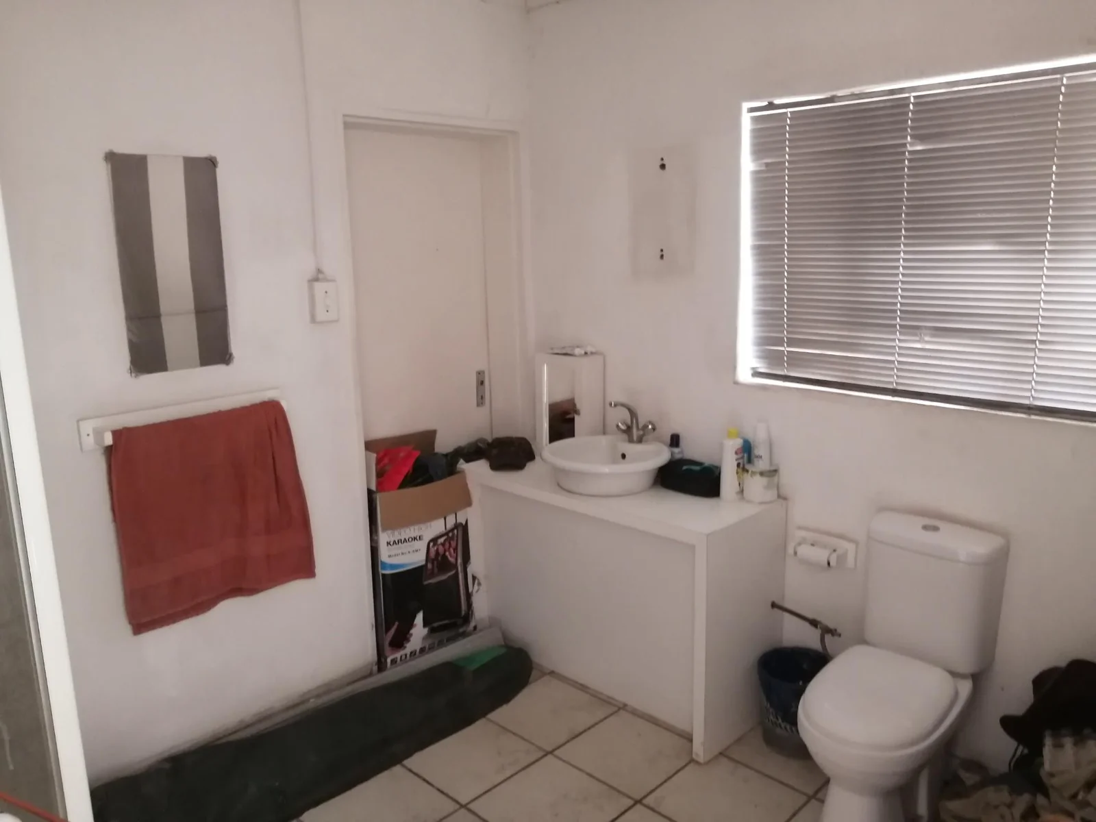 Spacious 5-Bedroom Home with 3 Flats For Sale – Ideal Family or Investment Property