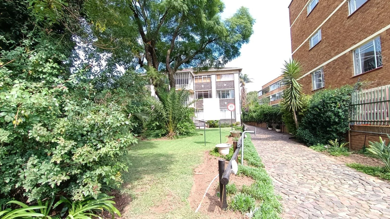 LARGE NORTH FACING  APARTMENT IN ART DECOR BUILDING