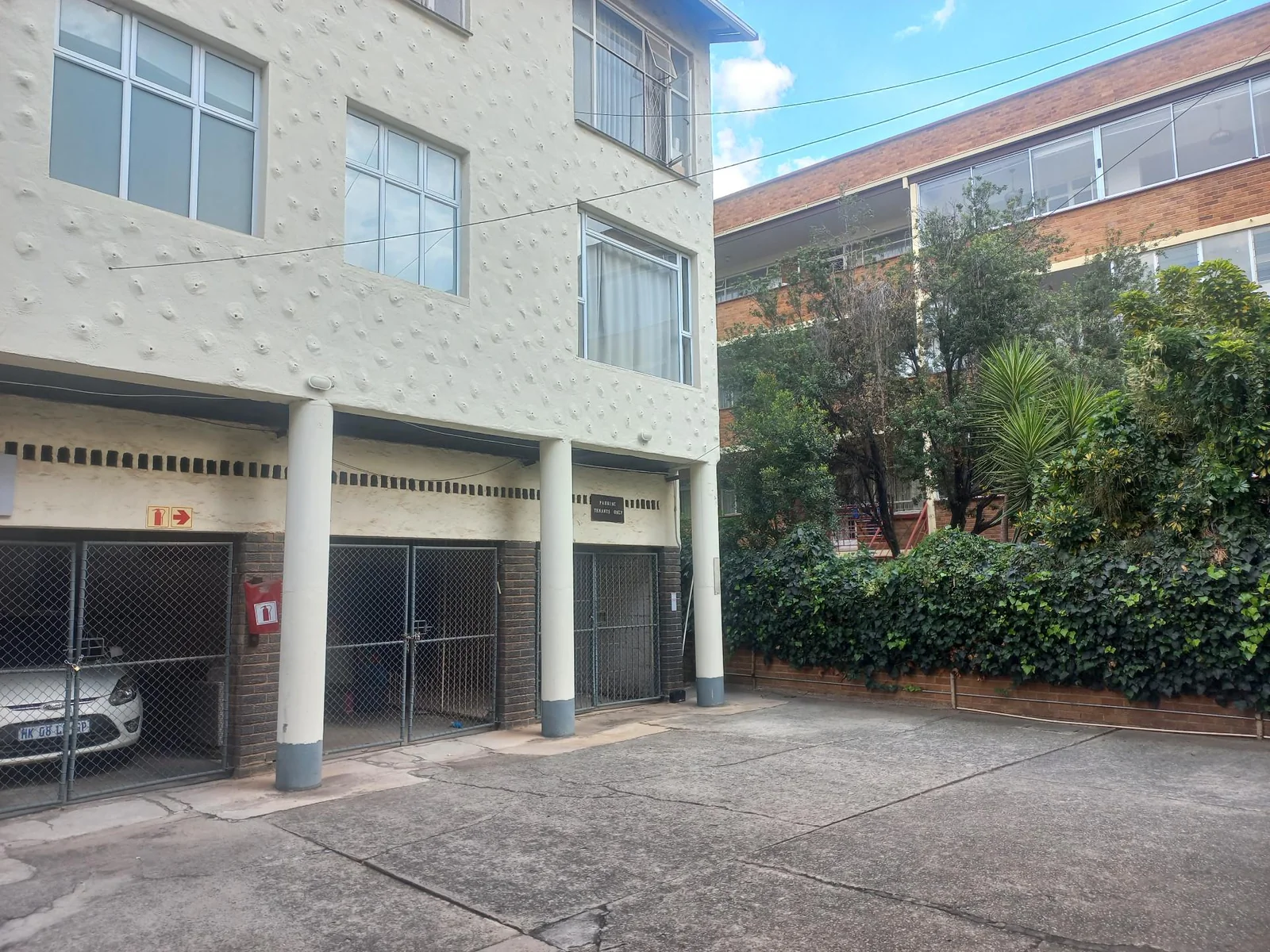 LARGE NORTH FACING  APARTMENT IN ART DECOR BUILDING