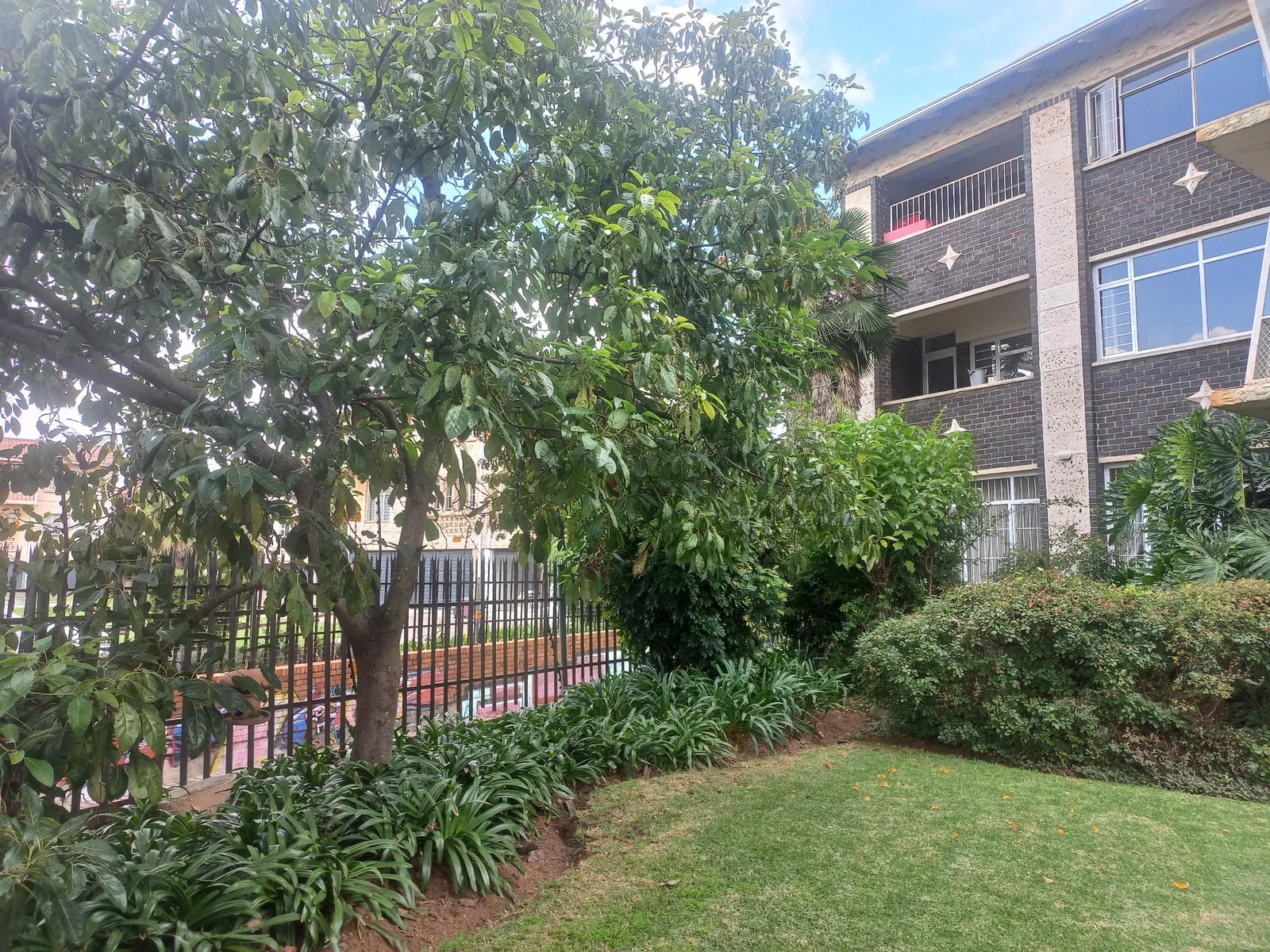 LARGE NORTH FACING  APARTMENT IN ART DECOR BUILDING