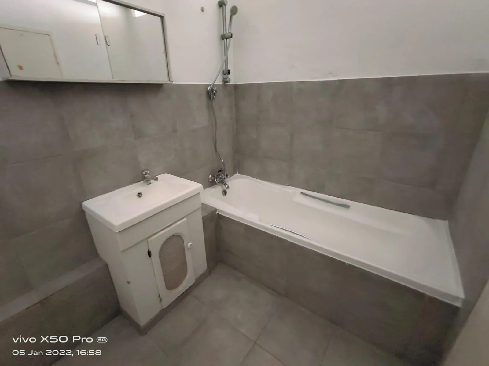 LARGE NORTH FACING  APARTMENT IN ART DECOR BUILDING