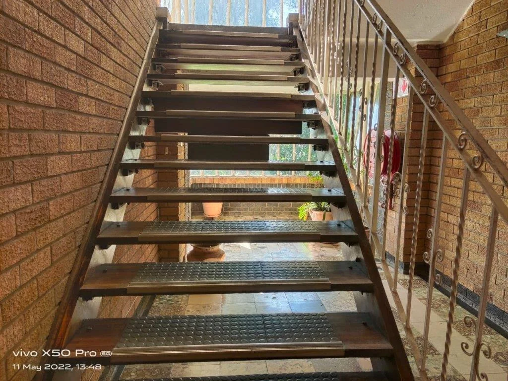 LARGE NORTH FACING  APARTMENT IN ART DECOR BUILDING