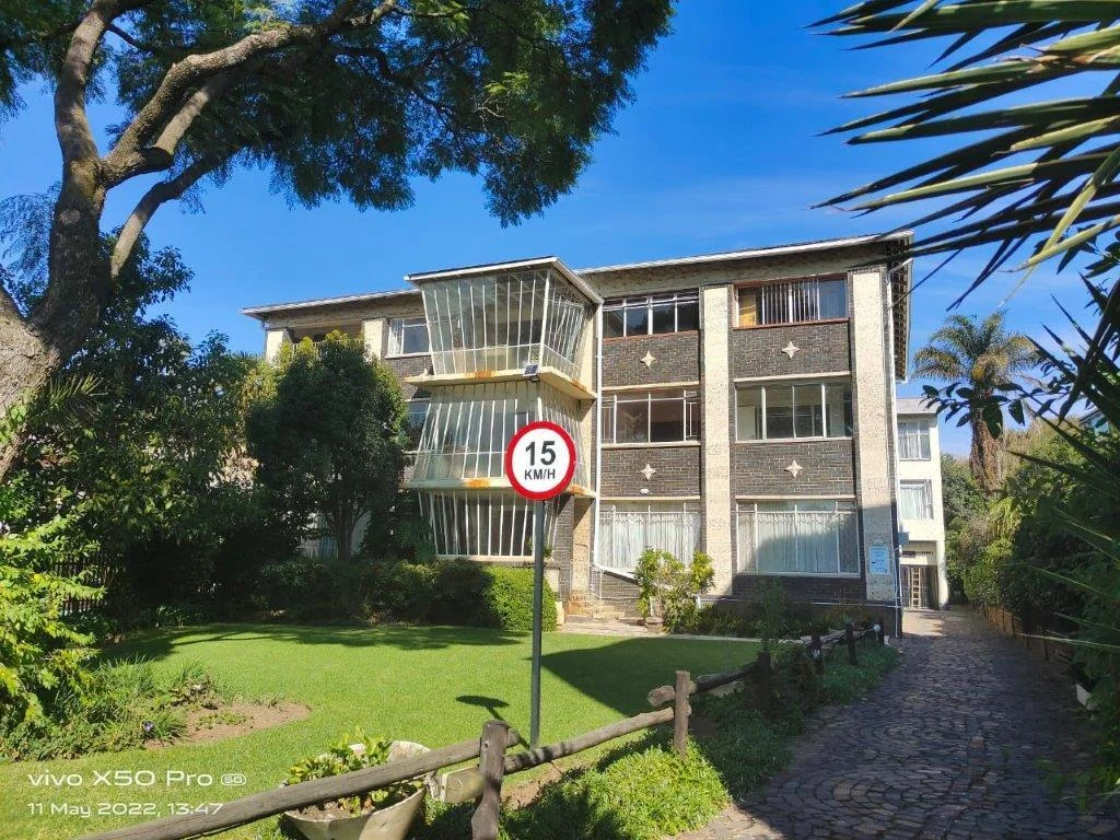 LARGE NORTH FACING  APARTMENT IN ART DECOR BUILDING