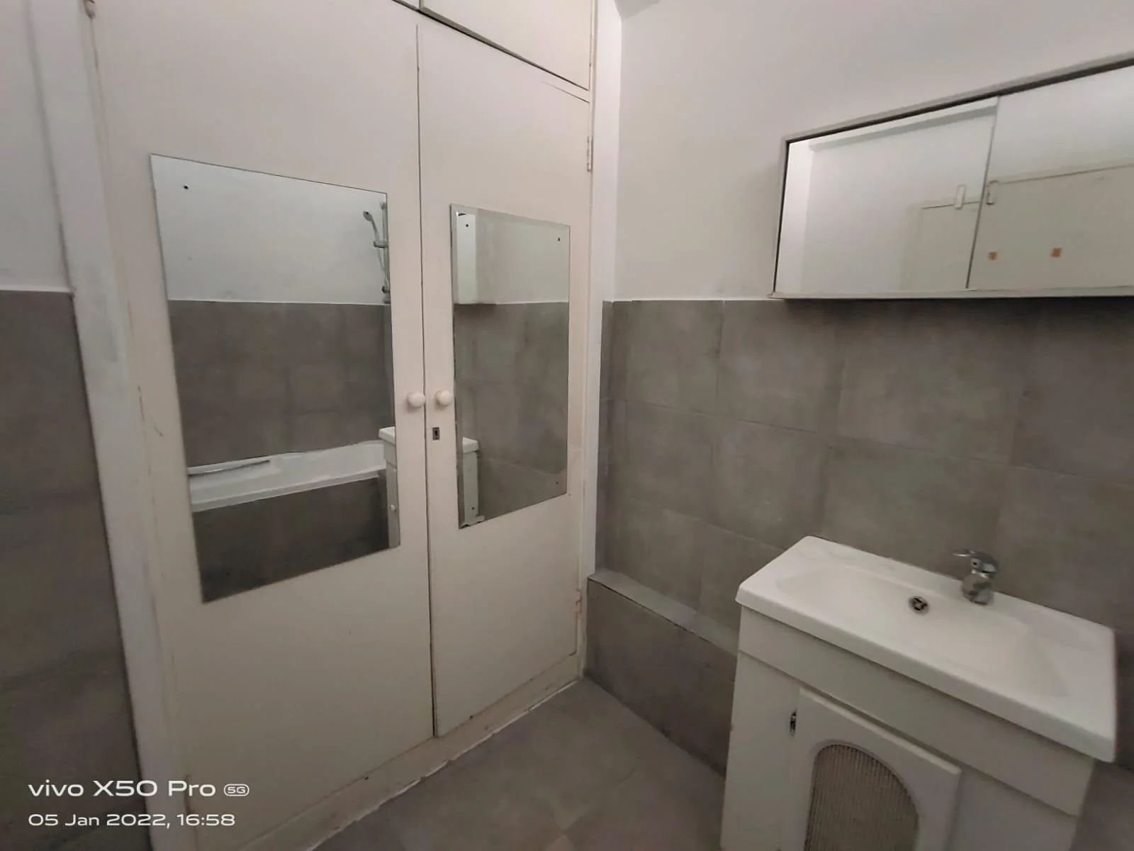 LARGE NORTH FACING  APARTMENT IN ART DECOR BUILDING