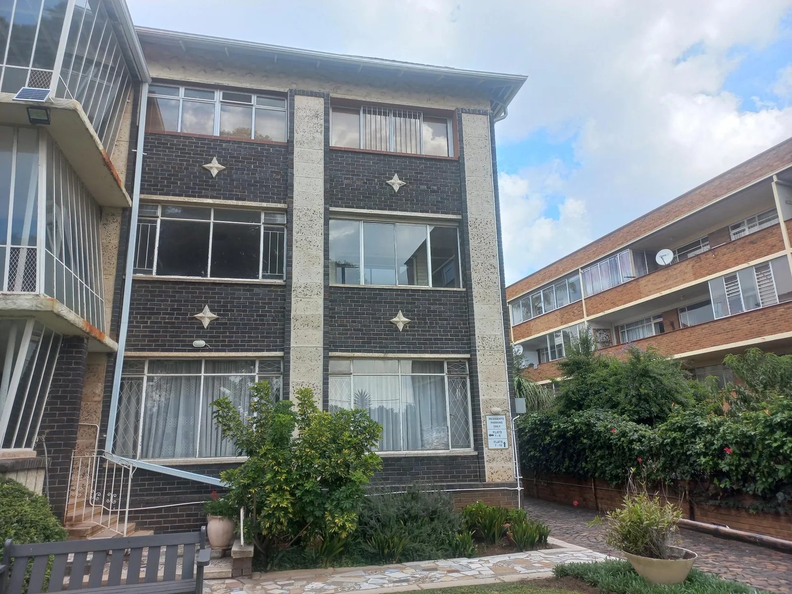 LARGE NORTH FACING  APARTMENT IN ART DECOR BUILDING