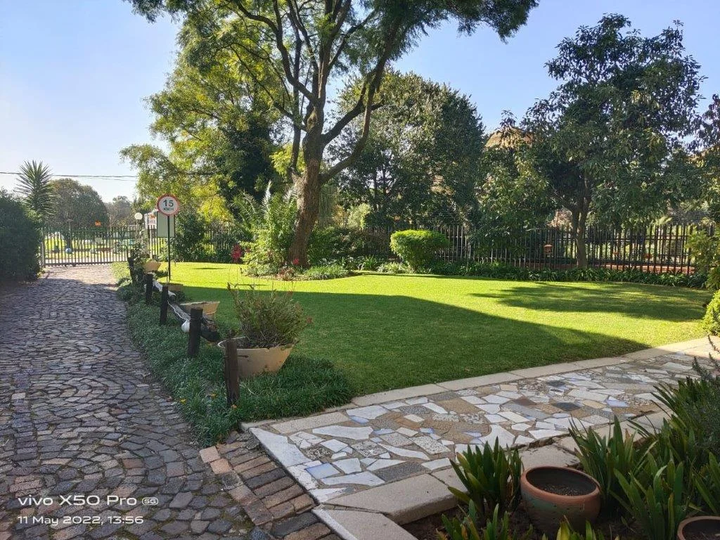 LARGE NORTH FACING  APARTMENT IN ART DECOR BUILDING