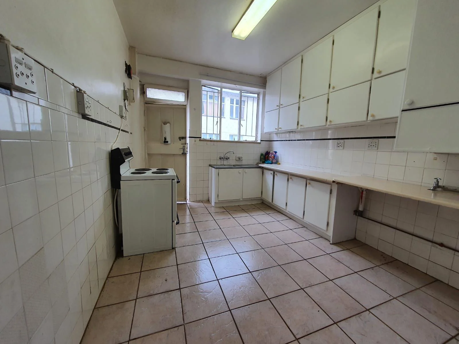 LARGE NORTH FACING  APARTMENT IN ART DECOR BUILDING