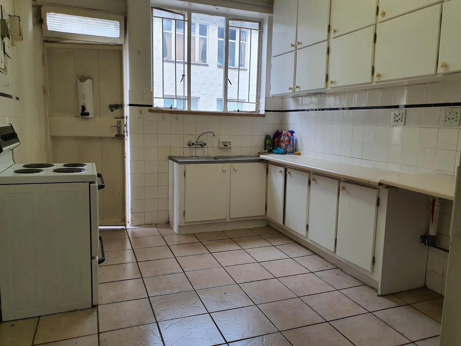 LARGE NORTH FACING  APARTMENT IN ART DECOR BUILDING