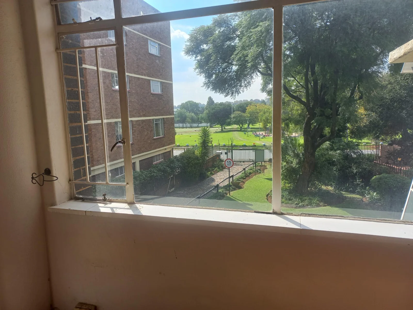 LARGE NORTH FACING  APARTMENT IN ART DECOR BUILDING