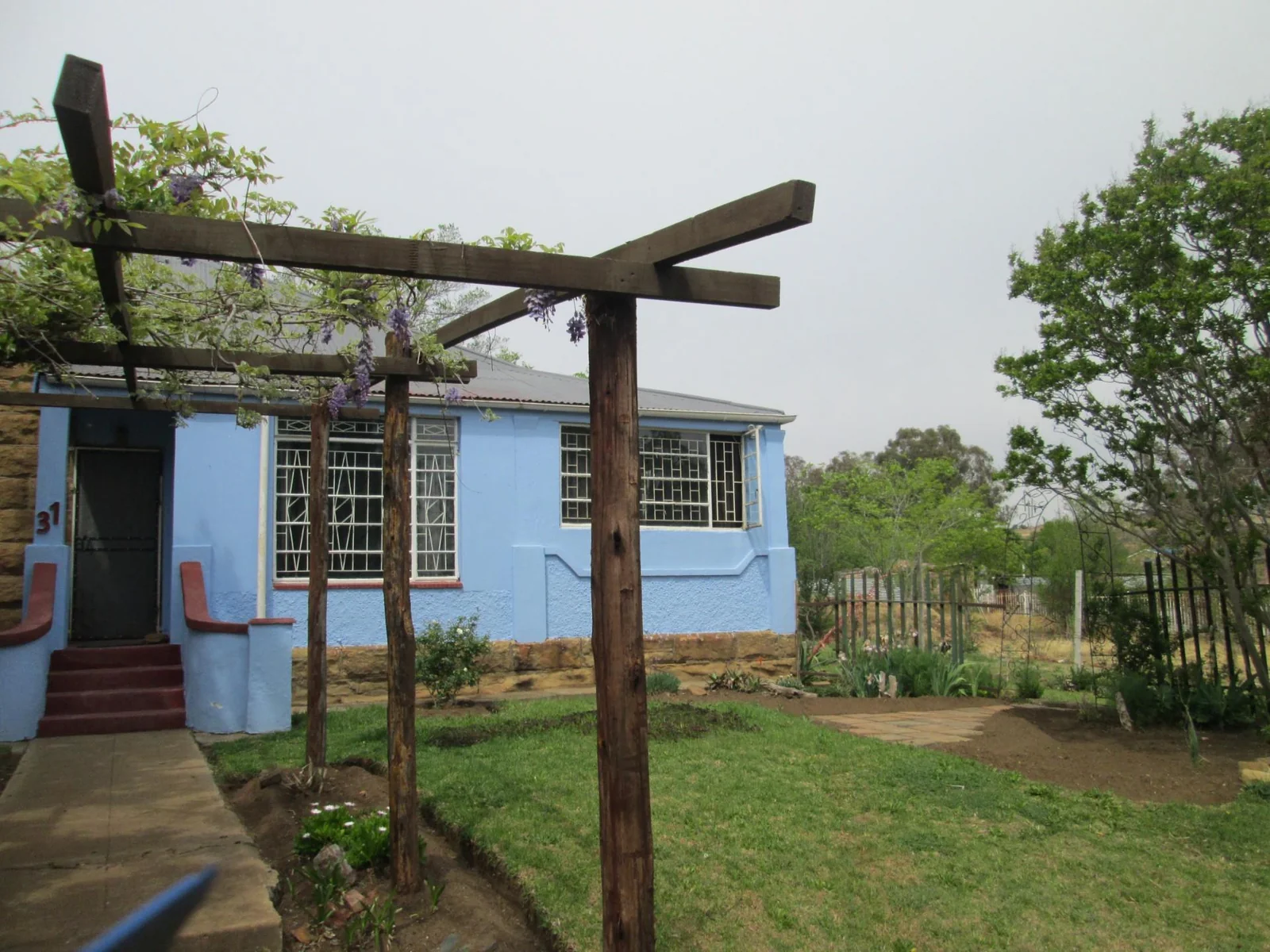 Sandstone 4 bedroom house in small town with huge stand