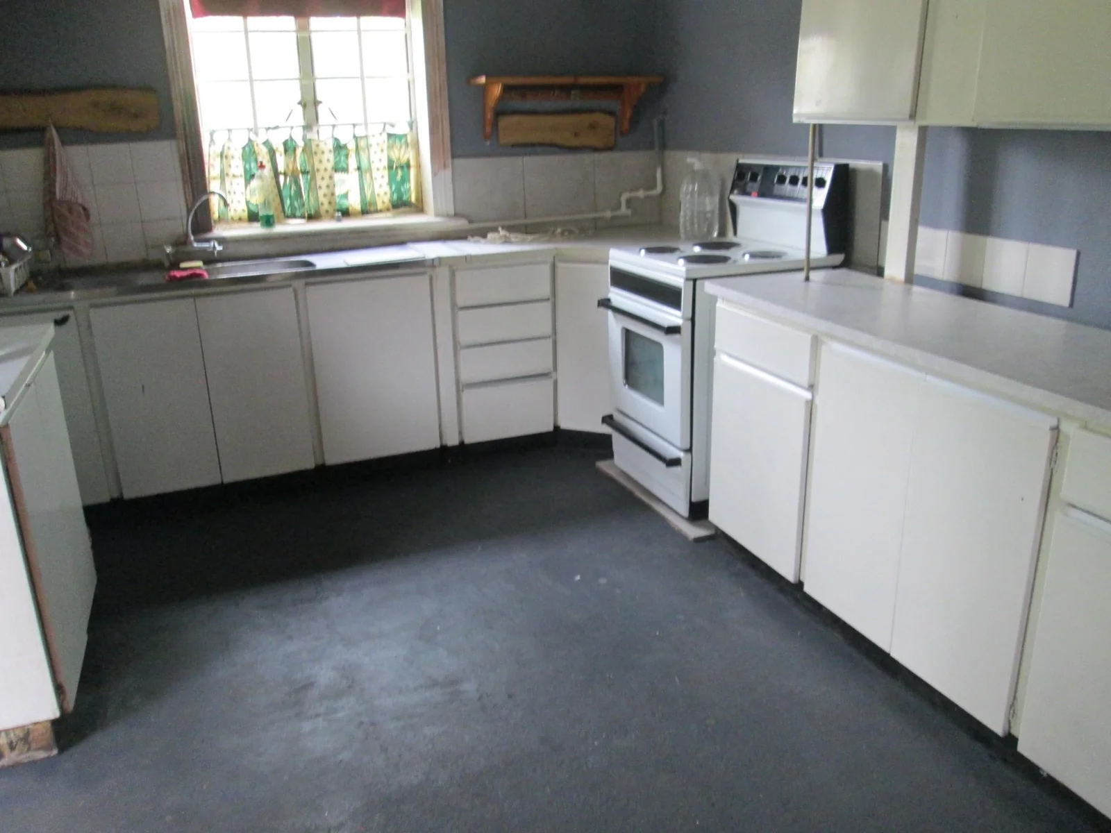 Sandstone 4 bedroom house in small town with huge stand