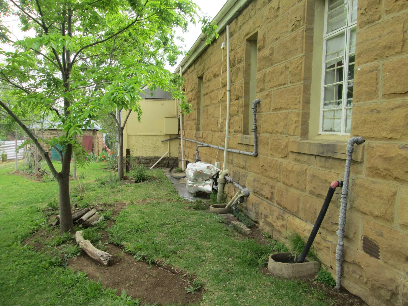 Sandstone 4 bedroom house in small town with huge stand