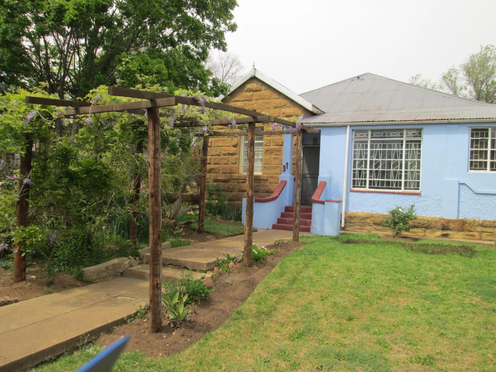 Sandstone 4 bedroom house in small town with huge stand