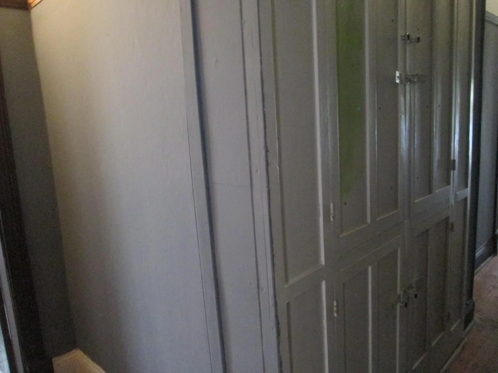 Sandstone 4 bedroom house in small town with huge stand