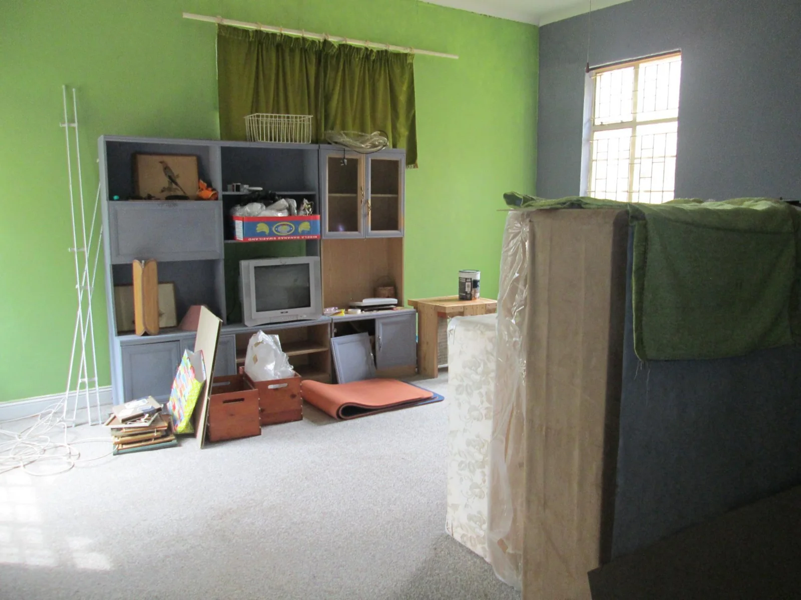 Sandstone 4 bedroom house in small town with huge stand