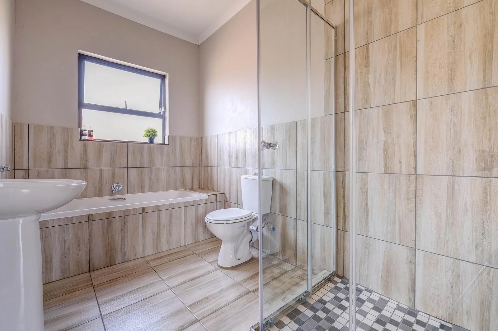 3  BEDROOM HOUSE FOR SALE IN AZAADVILLE GARDENS