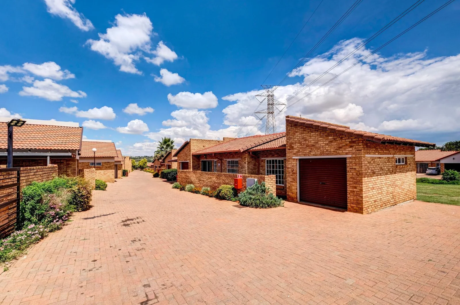 3 BEDROOM SIMPLEX FOR SALE IN WITPOORTJIE