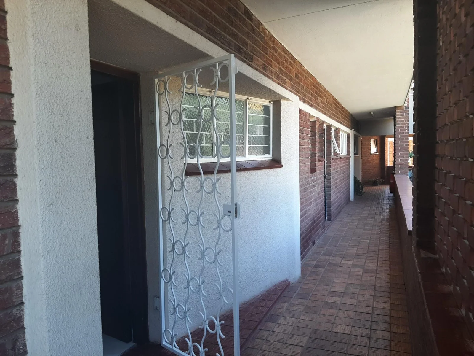 Spacious 2 bedroomed unit available 1 May 2026