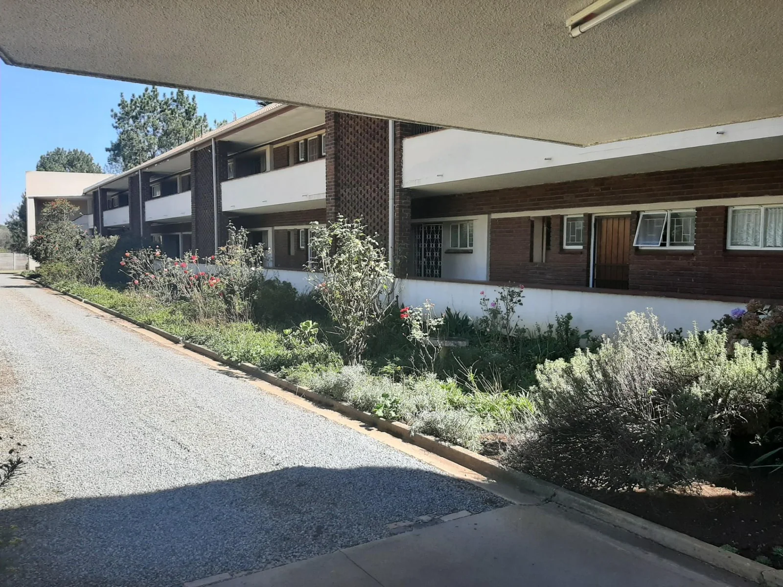 Spacious 2 bedroomed unit available 1 May 2026