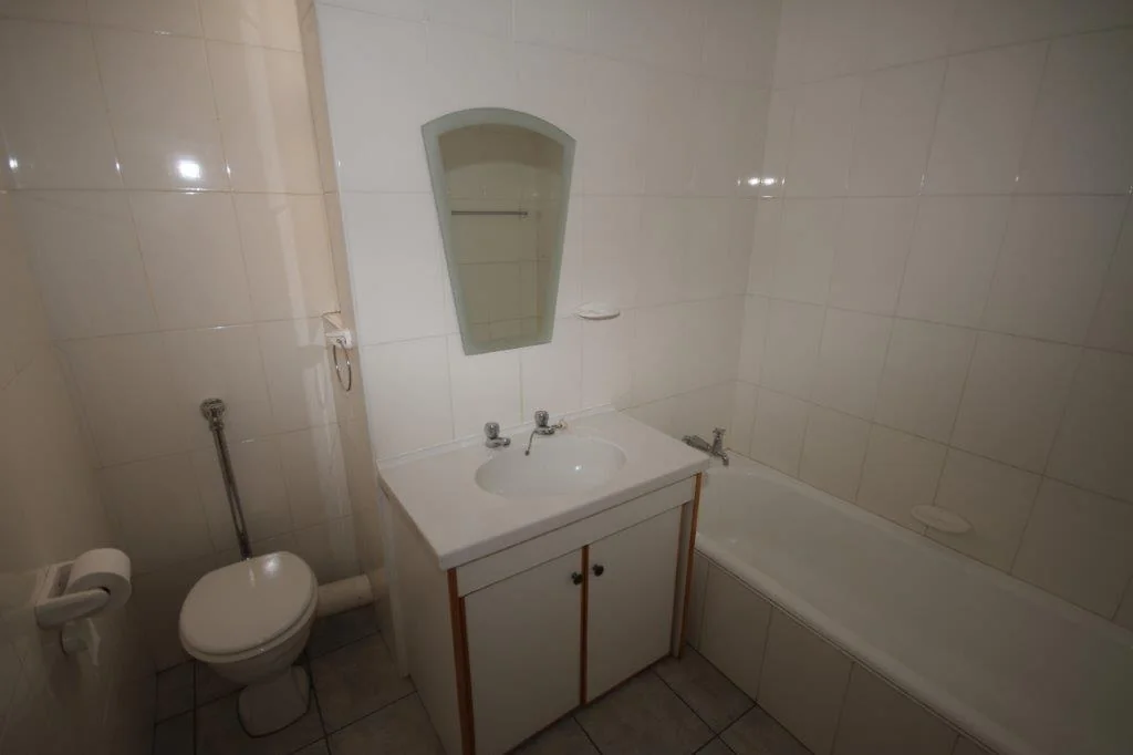 Spacious lock up and go 2 bedroomed flat to let.