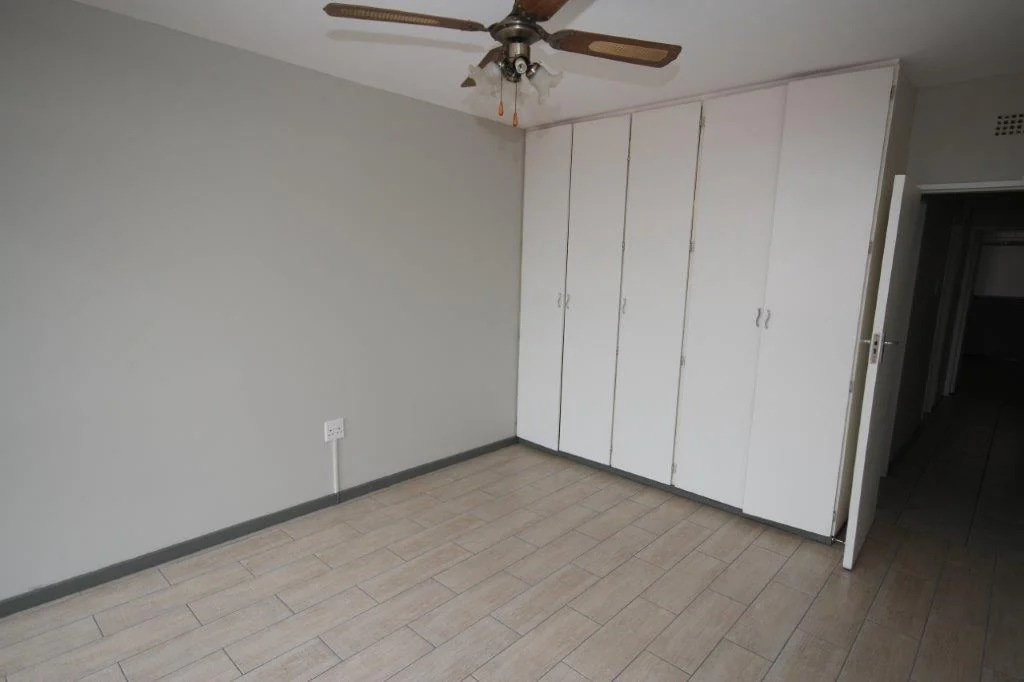 Spacious lock up and go 2 bedroomed flat to let.
