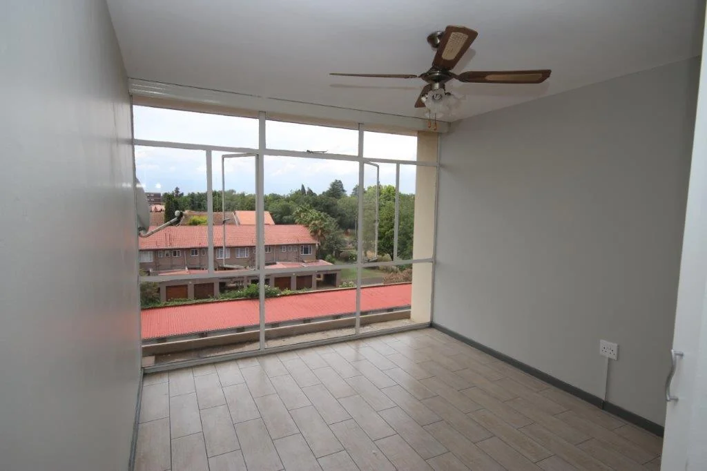 Spacious lock up and go 2 bedroomed flat to let.