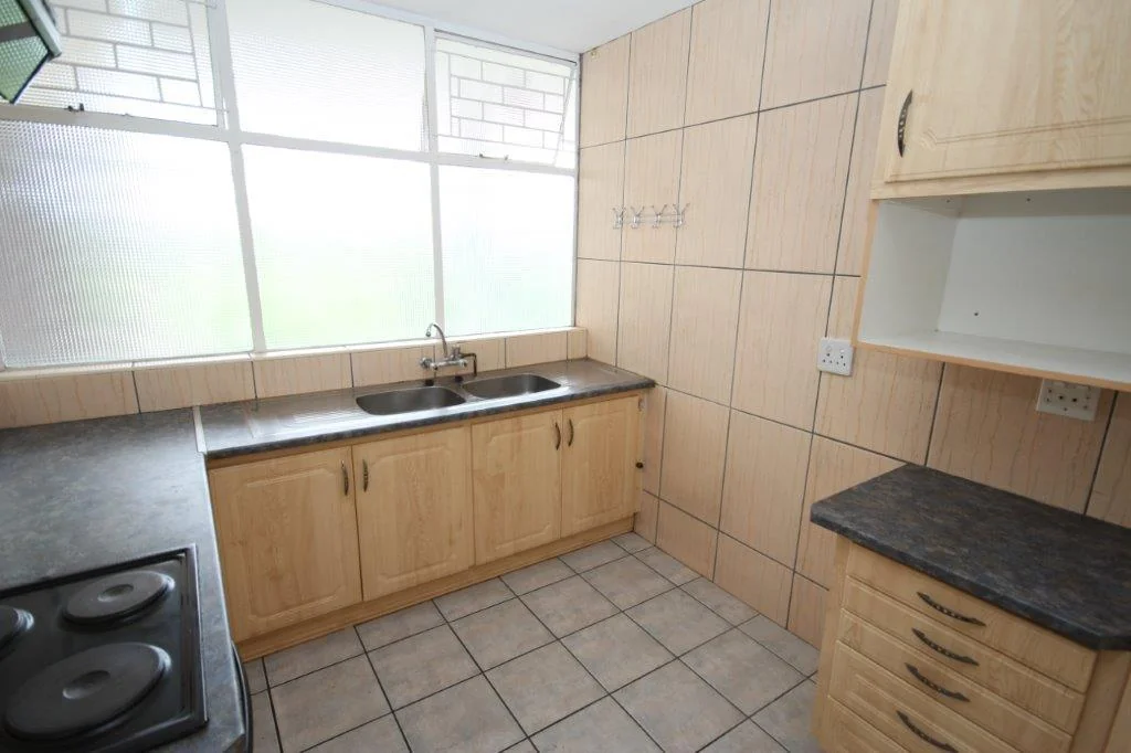 Spacious lock up and go 2 bedroomed flat to let.