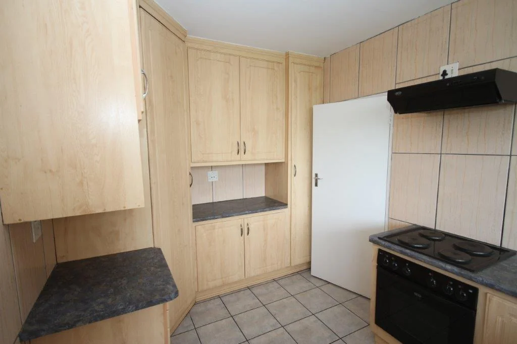 Spacious lock up and go 2 bedroomed flat to let.