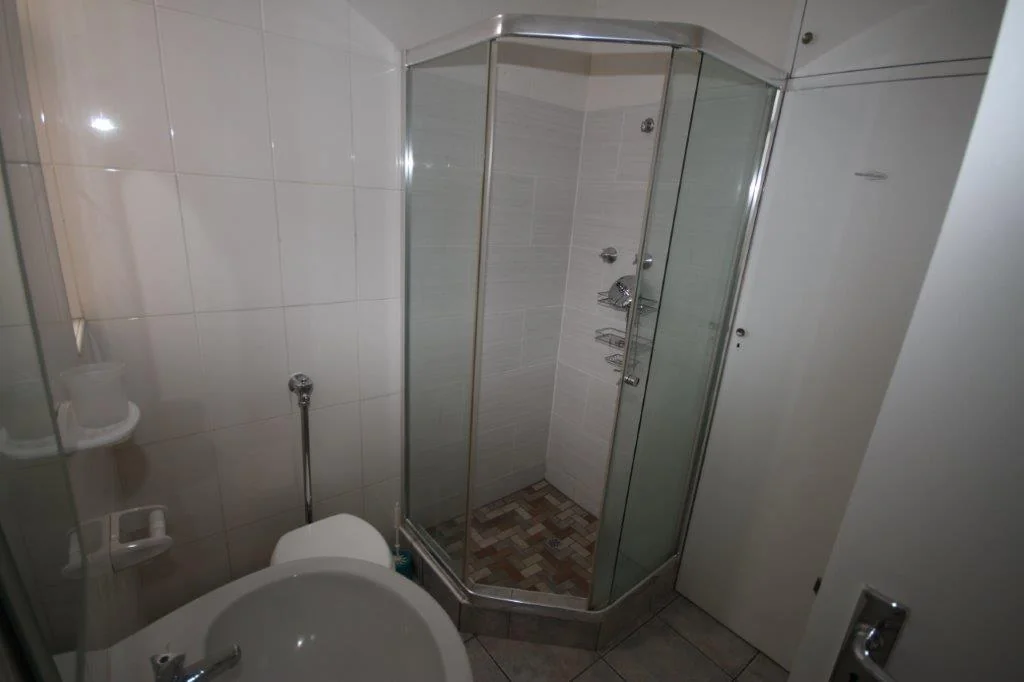 Spacious lock up and go 2 bedroomed flat to let.