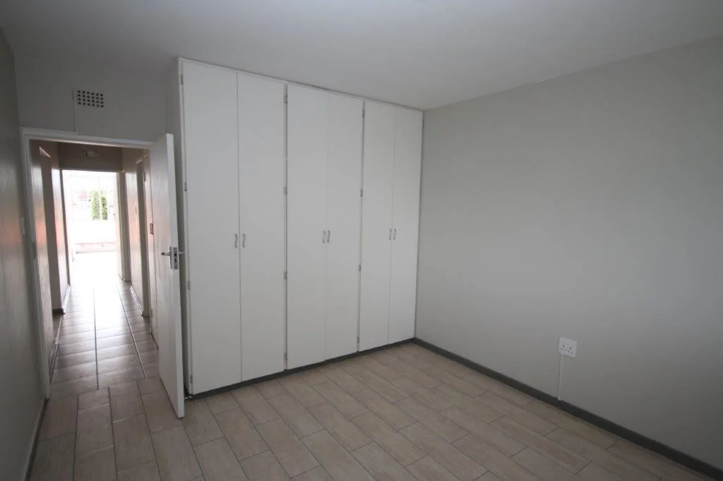 Spacious lock up and go 2 bedroomed flat to let.