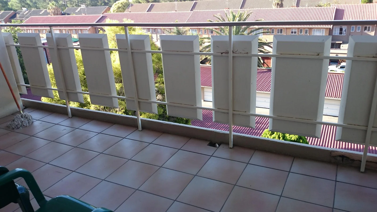 Spacious lock up and go 2 bedroomed flat to let.