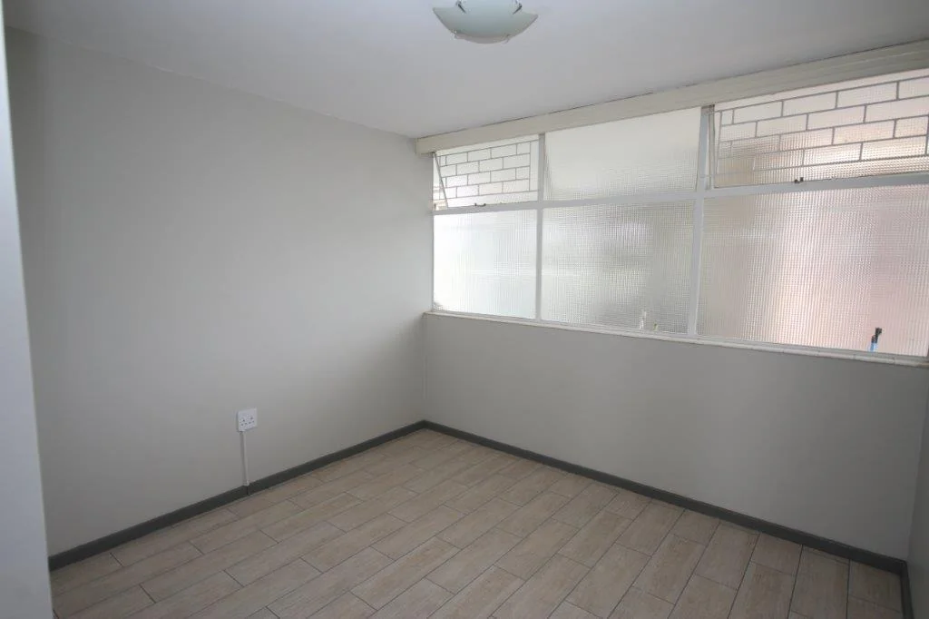 Spacious lock up and go 2 bedroomed flat to let.
