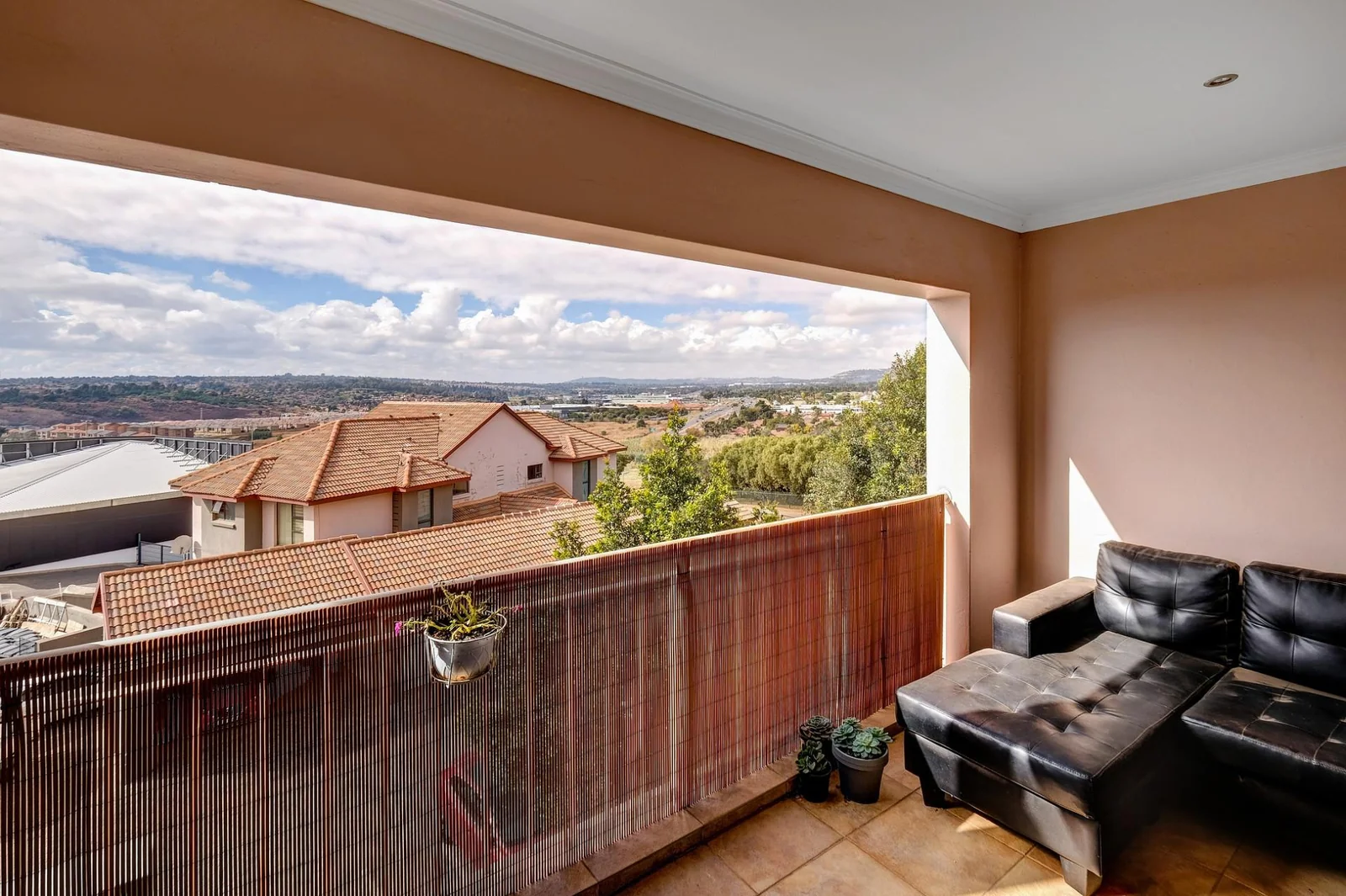 1 Bedroom Immaculate Apartment in Little Falls, Roodepoort