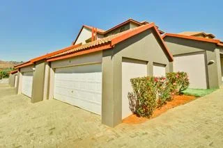 1 Bedroom Immaculate Apartment in Little Falls, Roodepoort