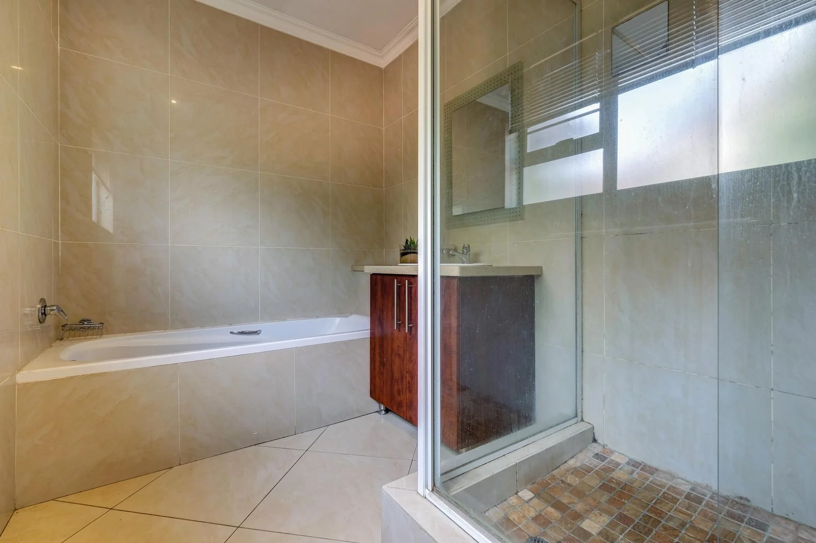 1 Bedroom Immaculate Apartment in Little Falls, Roodepoort