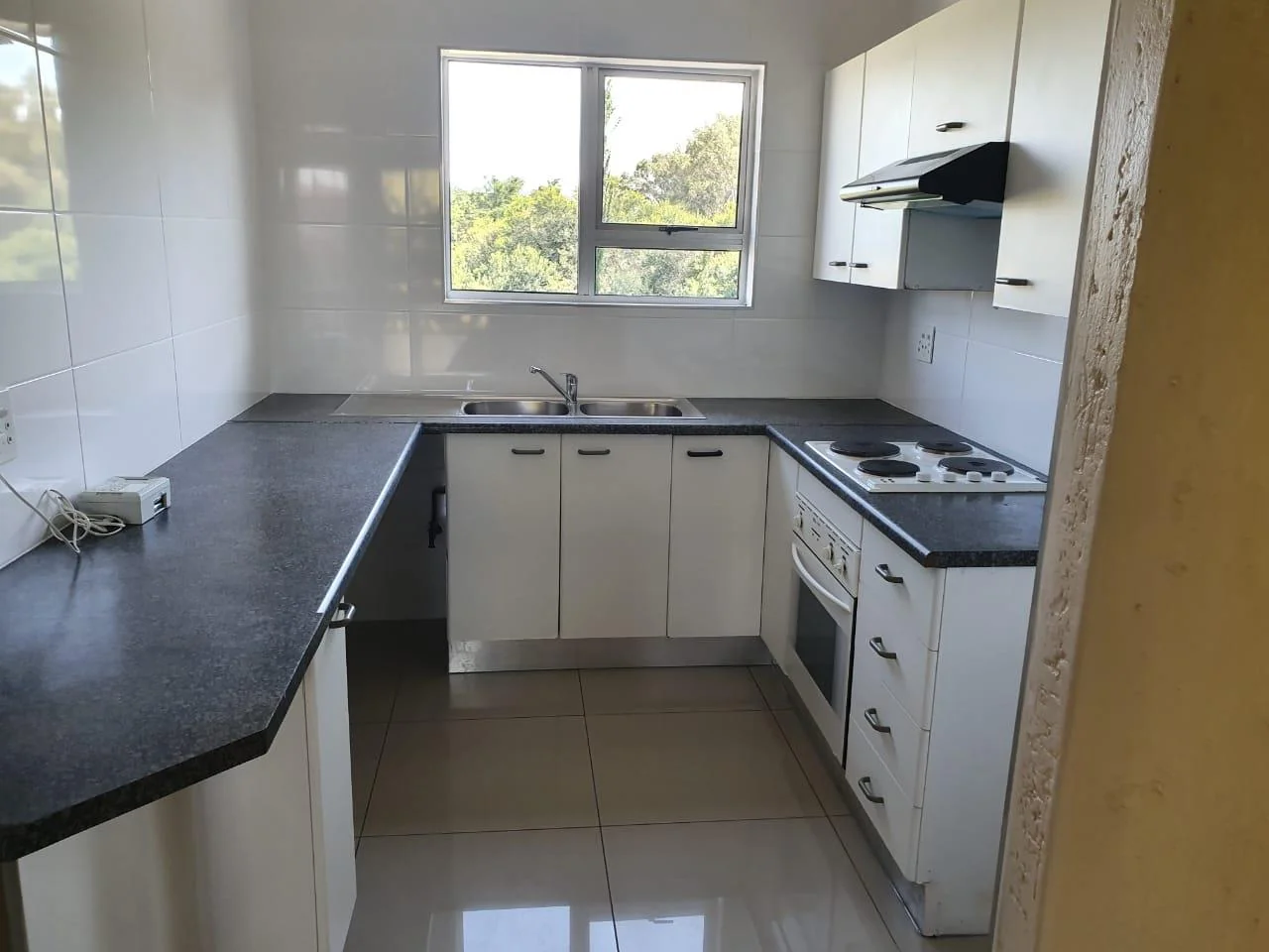 Flat to let well sought after complex on the Vaal Banks.  Come home to your permanent holiday spot!