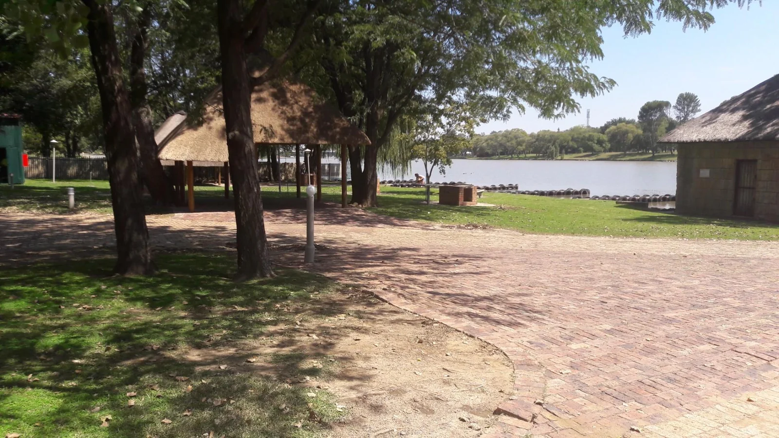 Flat to let well sought after complex on the Vaal Banks.  Come home to your permanent holiday spot!