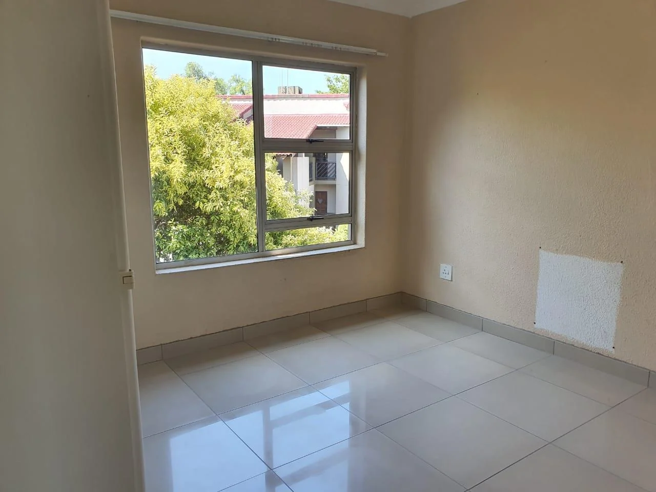 Flat to let well sought after complex on the Vaal Banks.  Come home to your permanent holiday spot!