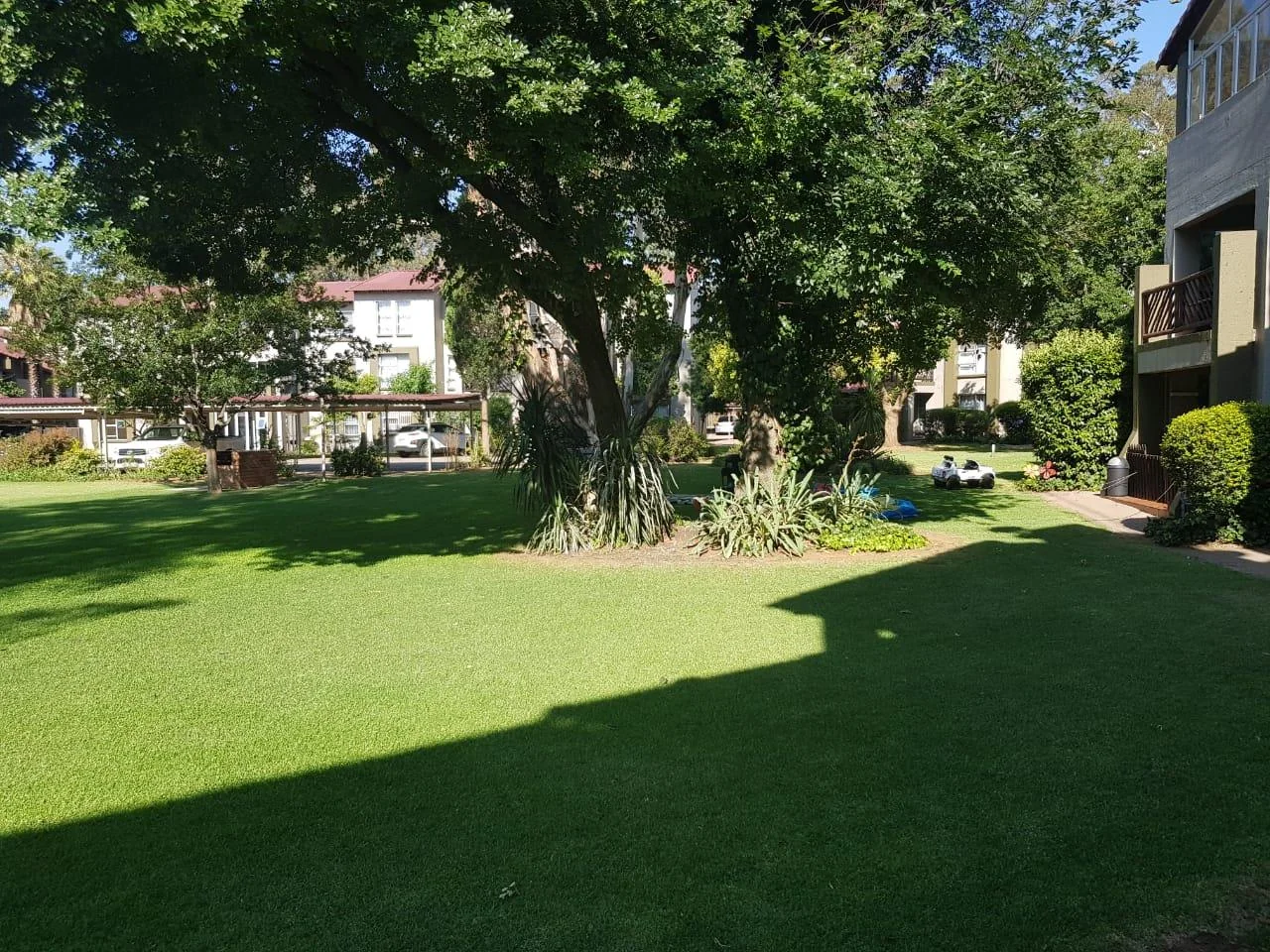 Flat to let well sought after complex on the Vaal Banks.  Come home to your permanent holiday spot!