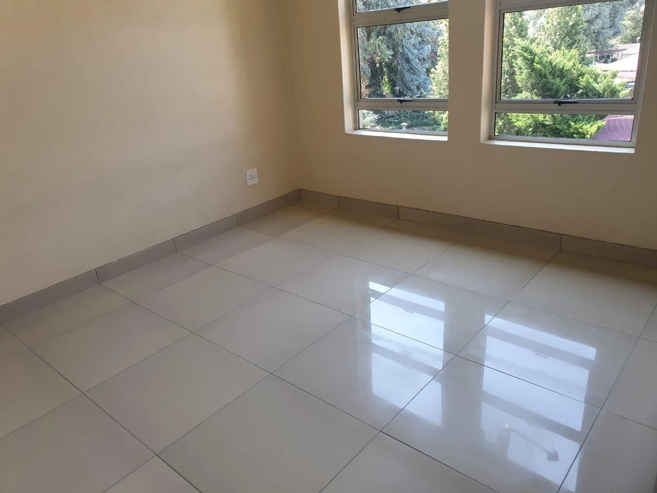 Flat to let well sought after complex on the Vaal Banks.  Come home to your permanent holiday spot!