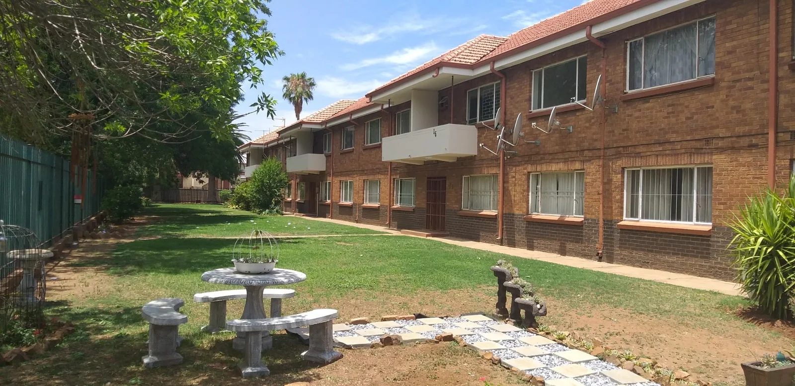 Spacious ground floor townhouse to rent in Three Rivers!