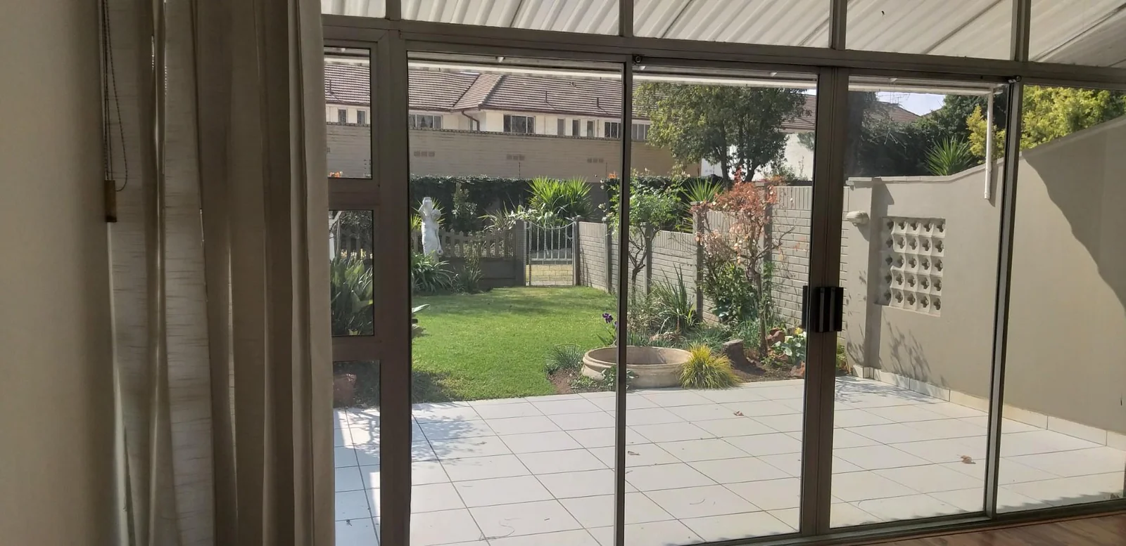 Sunny & spacious townhouse for sale in Three Rivers- Reduced to an absolute bargain price.