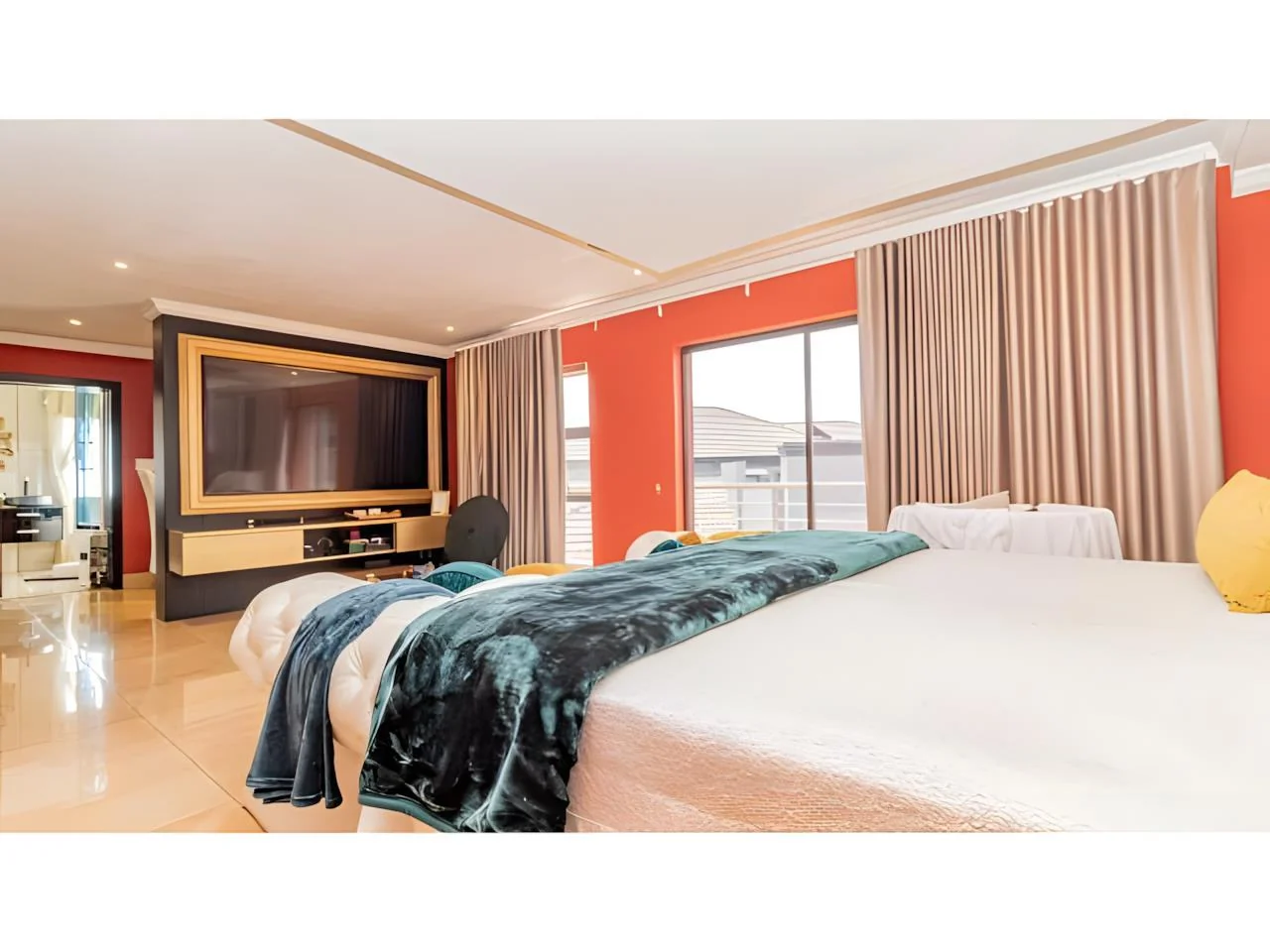 Luxurious 6 Bedroom Modern House in Midrand with Secure Living and Prime Location