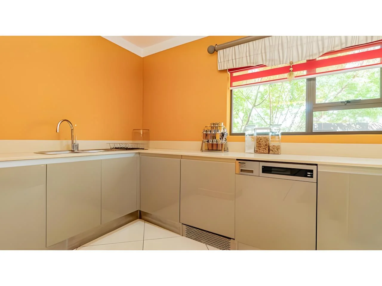 Luxurious 6 Bedroom Modern House in Midrand with Secure Living and Prime Location